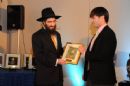 Sinai Scholars Award recipient Jeremy Batoff receives the Young Leadership Award at the Banquet